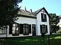 Villa in eclectische trant met erfafscheiding