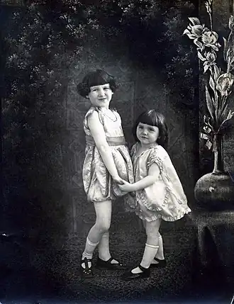 Lassie Lou Ahern (rechts) met haar oudere zus Peggy Ahern, rond 1921