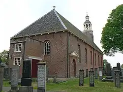 Oostelijk portaal (achterzijde) met rechts de oude ingang van de kerk.