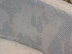 Pelblik met alle gaatjes dezelfde kant op. De dust wordt moeilijk afgevoerd.