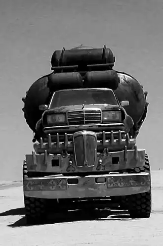 Foto genomen in de woestijn van Namibië tijdens de opnames van Fury Road (Mad Max 4) in 2012