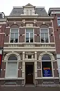 Bank met neorenaissance stijlelementen