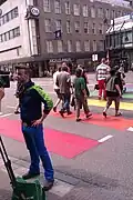 Gemeenteraadslid Pepijn Zwanenberg wordt geïnterviewd op het regenboogpad over de Lange Viestraat, dat op zijn initiatief is aangelegd als symbool voor een tolerant Utrecht, 19 juni 2013.
