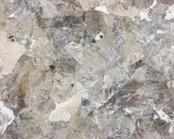 Perliet-microstructuur op grotere schaal laat de verschillende soorten korrels zien