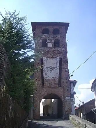 Toren en stadspoort van Perosa Canavese
