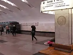 De wegwijzers boven de banken op het perron