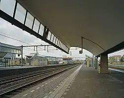Vlindervormige perronkappen op spoor 11A (2003)