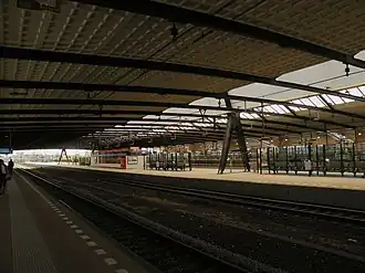 De treinperrons met daarachter het metrostation