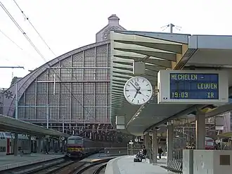 Perron buiten de overkoepeling