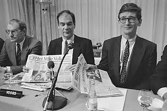 De Jong (rechts) bij een persconferentie over het fusieplan tussen NDU en Perscombinatie in 1988