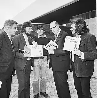 Persconferentie in Amsterdam van KNSB t.g.v. 100-jarig bestaan KNSB; v.l.n.r. Wim Ruth (voorzitter KNSB), Rob Hartoch, Kick Langeweg, Max Euwe en Hans Ree