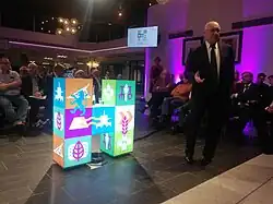 Voormalig VS ambassadeur Pete Hoekstra in gesprek met inwoners in de burgerzaal, 2019