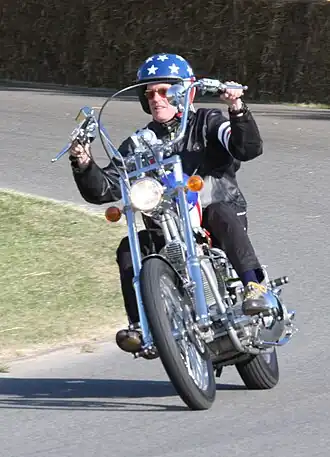 Peter Fonda op een replica van zijn "Captain America" Harley uit Easy Rider. De film en de motor legden de basis voor de chopper- en custom-rage