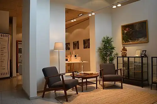 Woonkamer en binnenruimte van het museum