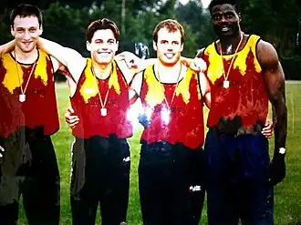 Peter Haesaerts (links) samen met de Fantastic 4 na winst op de 4&nbsp;x&nbsp;200&nbsp;m in Bornem