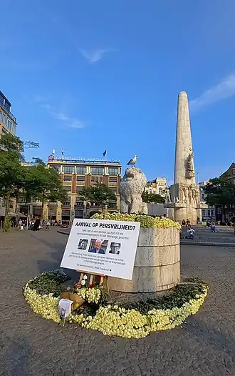 Witte rozen op de Dam als steunbetuiging aan Peter R. de Vries, juli 2021
