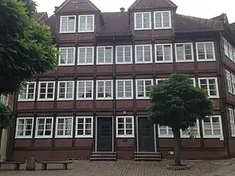 het museum is verdeeld over twee verdiepingen en een tussenetage