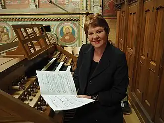 Petra Veenswijk in 2016 bij de speeltafel van het Maarschalkerweerd-orgel in de Maria van Jessekerk