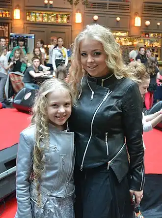 Viktoria Petryk (rechts) met haar jongere zus Anastasija Petryk (links) in 2014