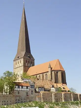 De Petrikirche en de stadsmuur