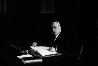 De Hoop aan zijn bureau in het Stadhuis van Sneek.