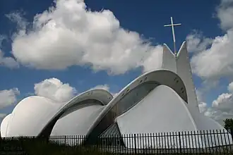 Petrus en Pauluskerk, gezien vanaf de doorgaande weg