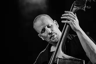 Petter Eldh op het podium in Energimølla, Kongsberg 2024 Foto door Tore Sætre