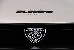 De naam van dit autotype met het oude logo van Peugeot