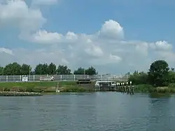 De Peulensluis onder de A15 bij Hardinxveld-Giessendam