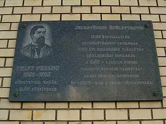 Gedenkplaat in het station van Pécs (Hongarije)