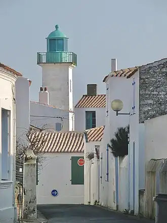 Port-Joinville met de Phare des Mariés