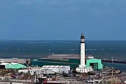 De Vuurtoren van Duinkerke met de zee op de achtergrond