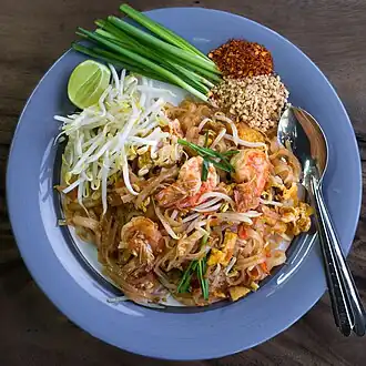 Pad thai in een straatstand in Chiang Mai, Thailand