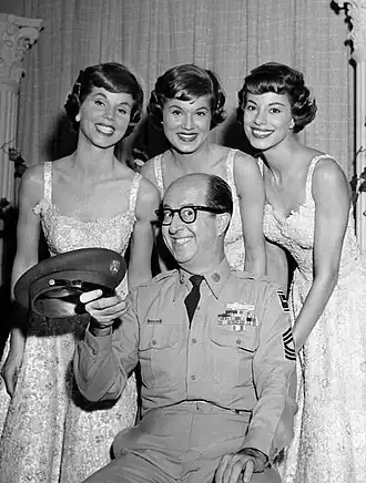 Phil Silvers en The McGuire Sisters in 1958