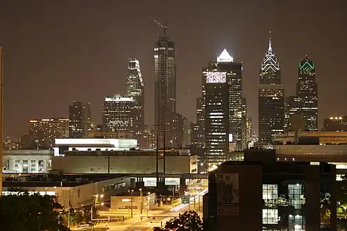 De skyline van Philadelphia in de avond