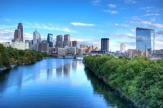 De Schuylkill River richting het zuiden met de skyline van Philadelphia, waar de rivier door stroomt.