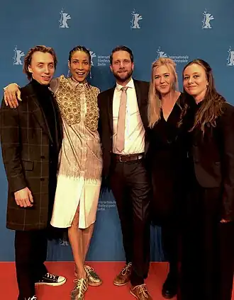 Nils Verkooijen (geheel links), Annabelle Mandeng, Philipp Thomas, Dascha Daunenhauer, Sophie Cocco tijdens de 70e Berlinale (2020)