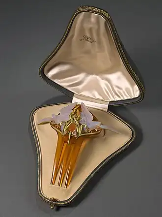 Vogels en irissen in zijn oorspronkelijke schrijn