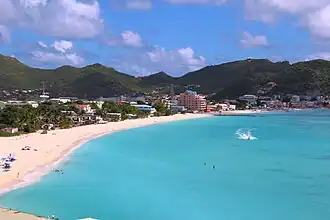 Overzicht van Philipsburg met Great Bay Beach