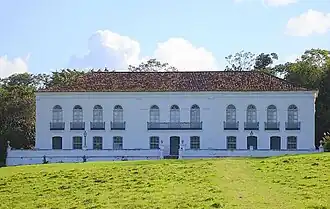 Het grote witte huis Casarão do Engenho in Moreno