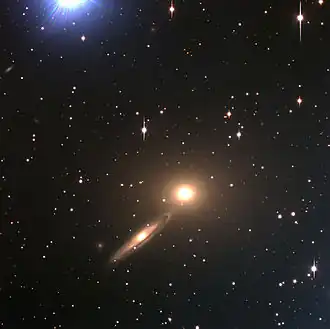 NGC 5091 (links) en NGC 5090