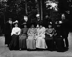 V.l.n.r. Repin, Stasov, Andrejev, Gorki, Tarhanov en hun vrouwen, 2e v.l. Anna, foto Boella, 1904