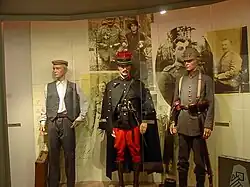 Rechts staat soldaat 247 met een gecamoufleerde Pickelhaube (Memorial Museum Passchendaele 1917)