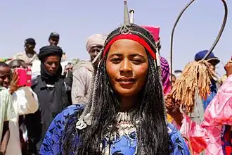 Een vrouw in traditionele kledij