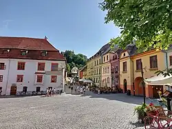 Zonnige foto van het oude plein vol kleurige (vooral barokke) gebouwen