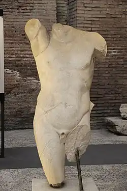 Een van de weinig bewaarde beeldhouwwerken die het stadion sierden.