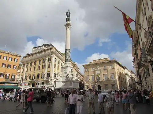 de Colonna dell'Immacolata en rechts daarachter het Palazzo di Propaganda Fide