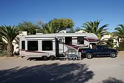 GMC Sierra pickup met caravan-oplegger