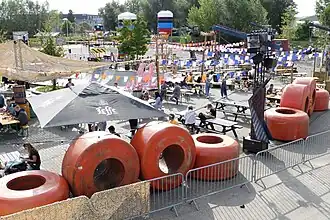 Skatepark met indoor skatebaan, skatebowl, bar en overige sportvoorzieningen.