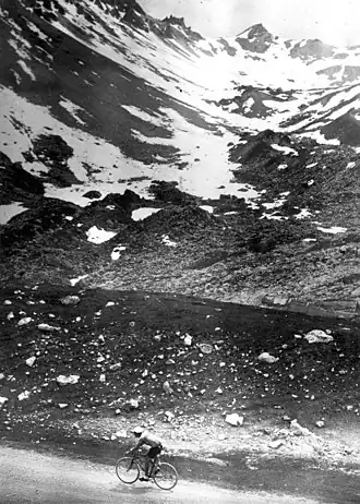 Pierre Gallien gaat over de Galibier, Ronde van Frankrijk 1937